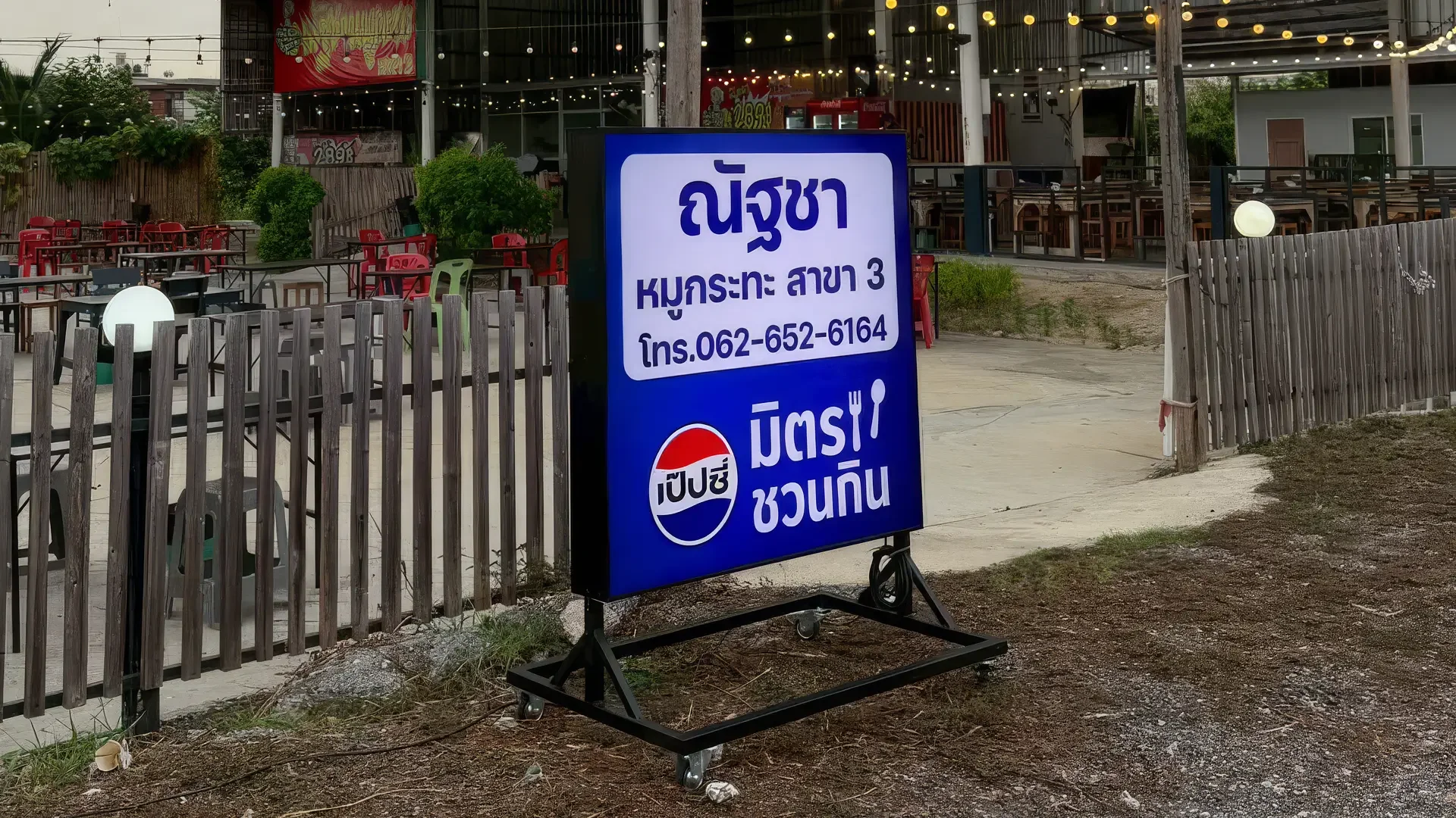 ตัวอย่างป้ายไฟล้อเลื่อนสำหรับร้านอาหาร ใช้งานบริเวณทางเข้าร้าน