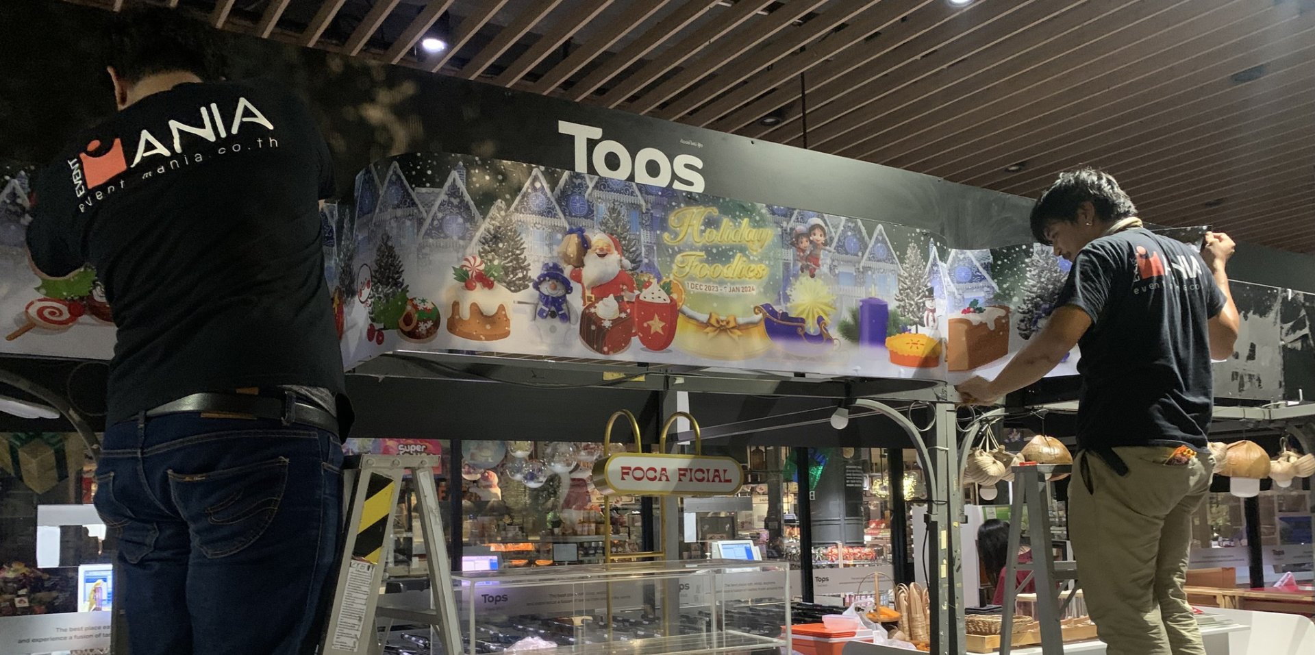 ทีมงานติดตั้งป้าย Tops ภายในพื้นที่ห้าง