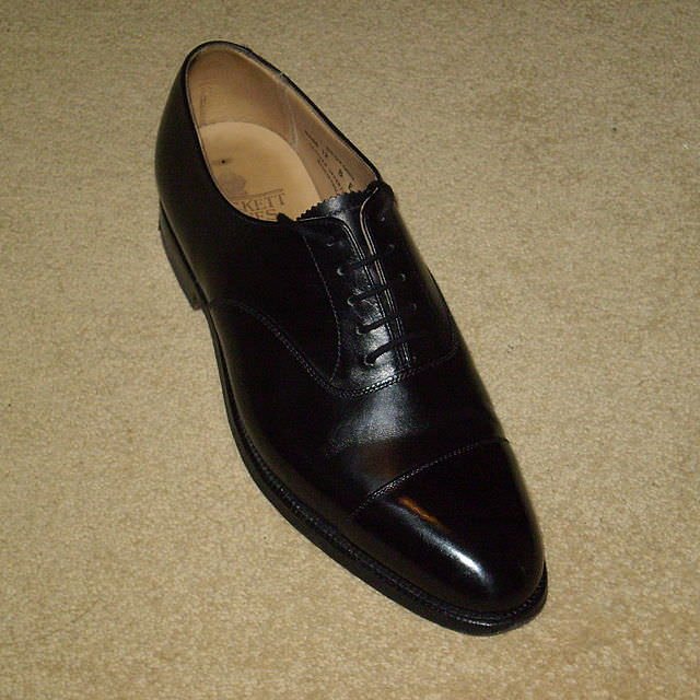 รองเท้าที่เหมาะกับสูทที่สุดคือ Oxford Shoe สีดำเพราะนอกจากสุภาพแล้วยังดูดีและมีคลาส