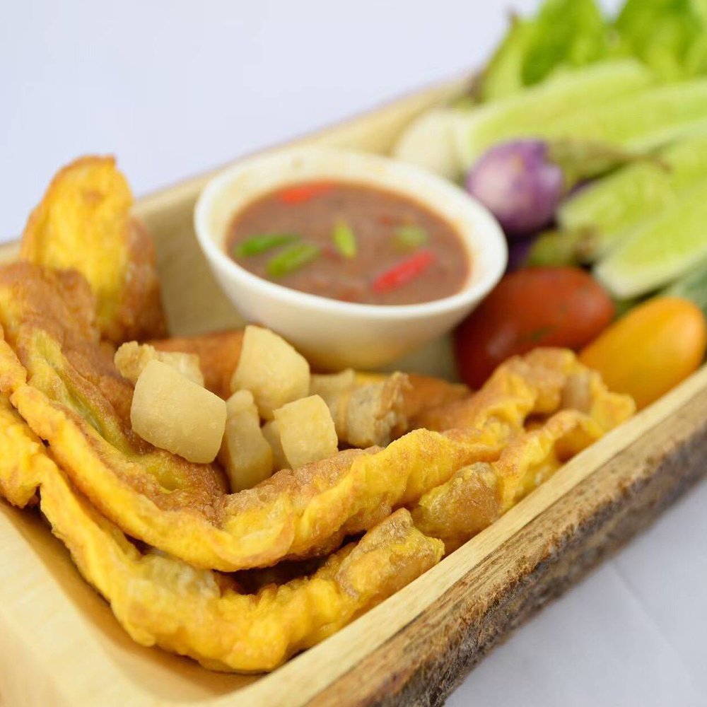 Spicy Shrimp paste with Fresh Vegetables and Omelet