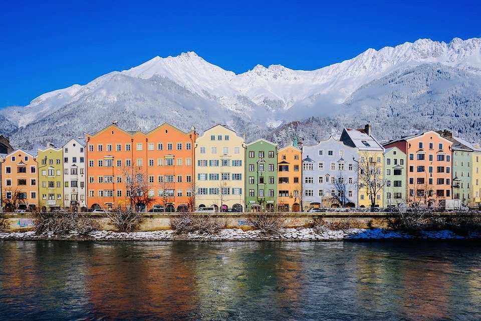 Innsbruck-Austria เมืองที่มีภูเขาขนาดใหญ่ที่เติมไปด้วยหิมะ