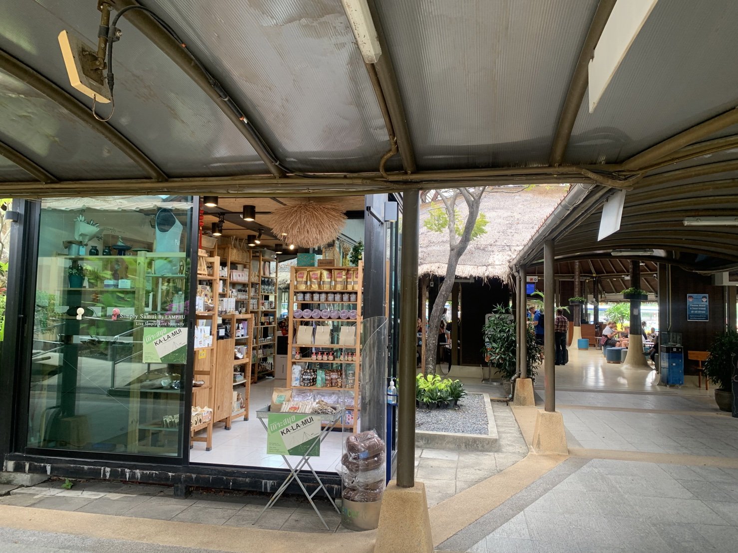 R&M กับสาขาในสนามบินและเกาะสมุย R&M กับสาขาในสนามบินและเกาะสมุย