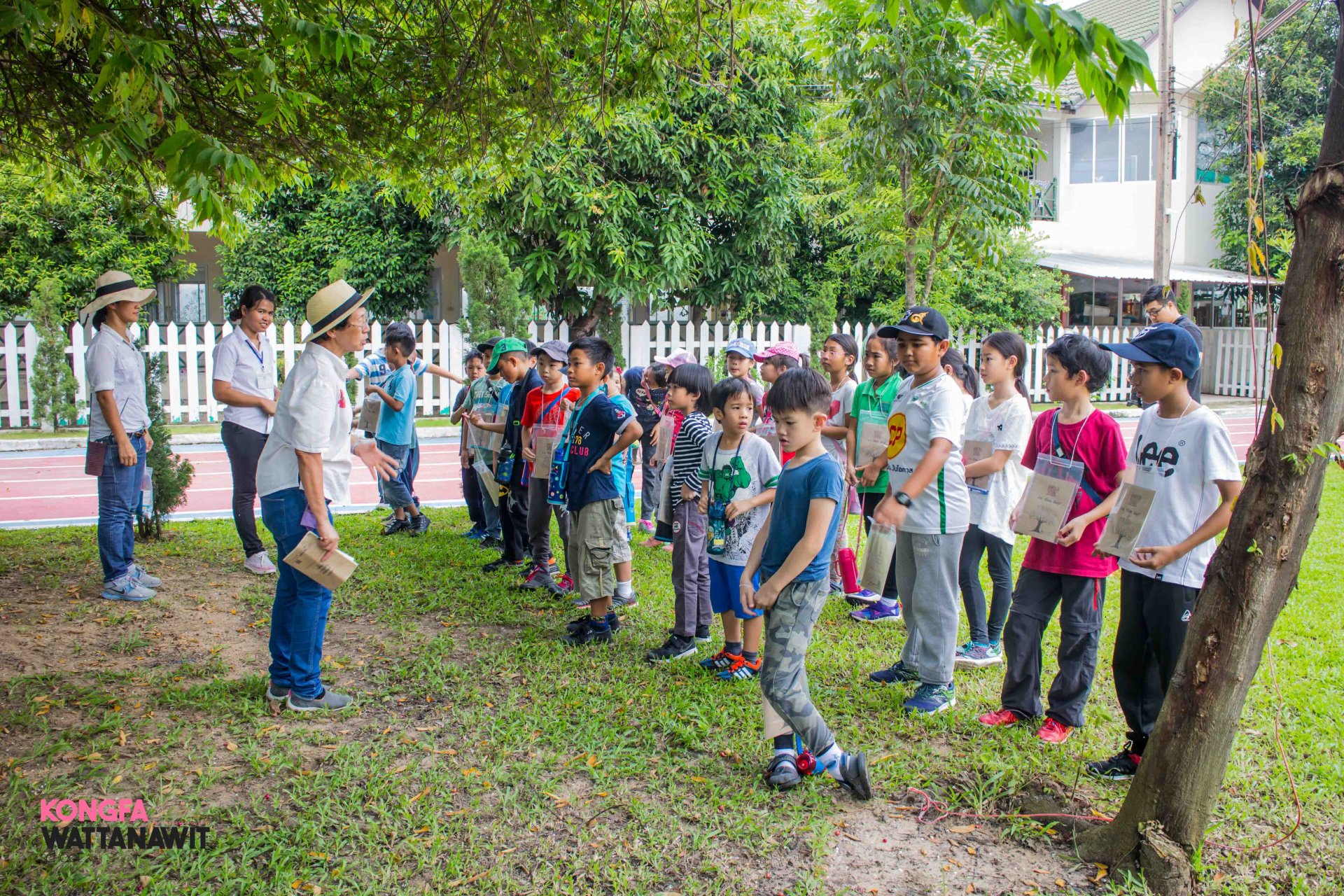 บรรยากาศกิจกรรมของเด็กในพื้นที่สีเขียวโรงเรียน