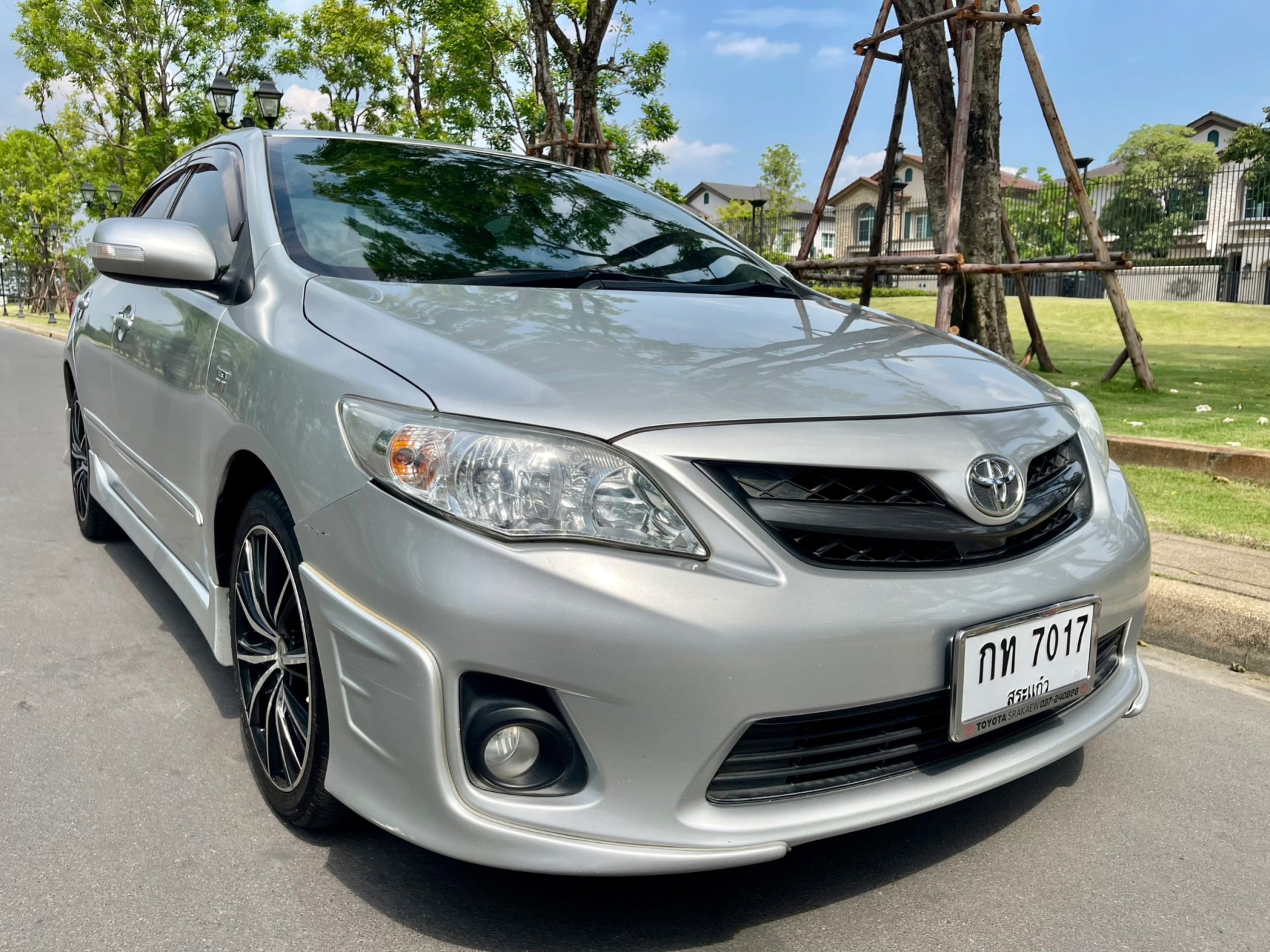 2013 TOYOTA ALTIS MNC 1.8 E AUTO  สีบรอนซ์เงิน
