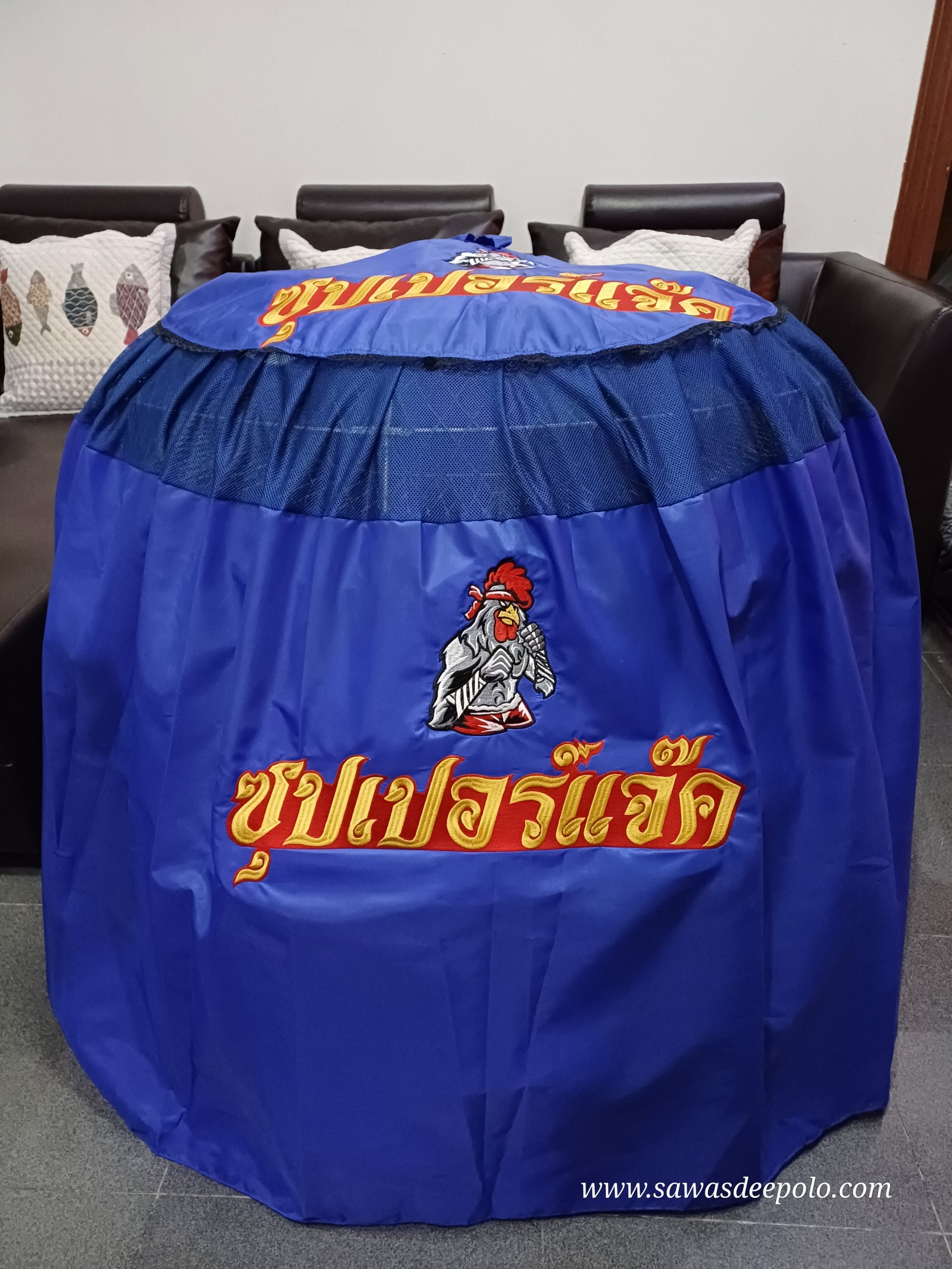 มุ้งไก่ชน ตัดเย็บด้วยผ้าสีเดียวทั้งหลัง เย็บผ้าทับหูแขวนไม่หลุดง่ายl เย็บเก็บชายมุ้ง  พรมรองสุ่มไก่ เย็บขอบ หนา 3-4 มิล ️ จัดส่งฟรี ไม่มีปลายทางค่ะ  มีบริการปักชื่อ และโลโก้  สนใจสอบถามเพิ่มเติม  https://line.me/ti/p/VJeTnWFnQS  www.sawasdeepolo.com ️ 084