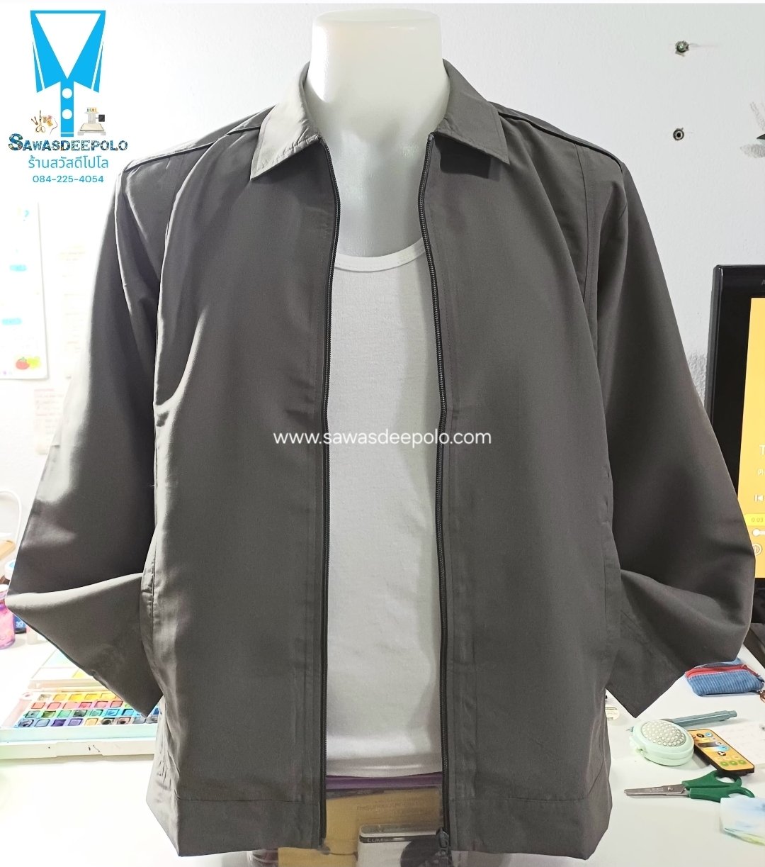 เสื้อแจ็คเก็ตคอปกทรงคลาสสิค เนื้อผ้าไมโครพีช เนื้อนุ่มเบาสัมผัสสบายไม่ยับง่าย ไม่ระคายเคือง มีกระเป๋าข้างซ้าย-ขวา ใส่กันแดดกันลม บริการปักเสื้อ พร้อมออกแบบ ไม่มีขั้นต่ำ สนใจสอบถามเพิ่มเติม  https://line.me/ti/p/VJeTnWFnQS  www.sawasdeepolo.com ️ 084225405