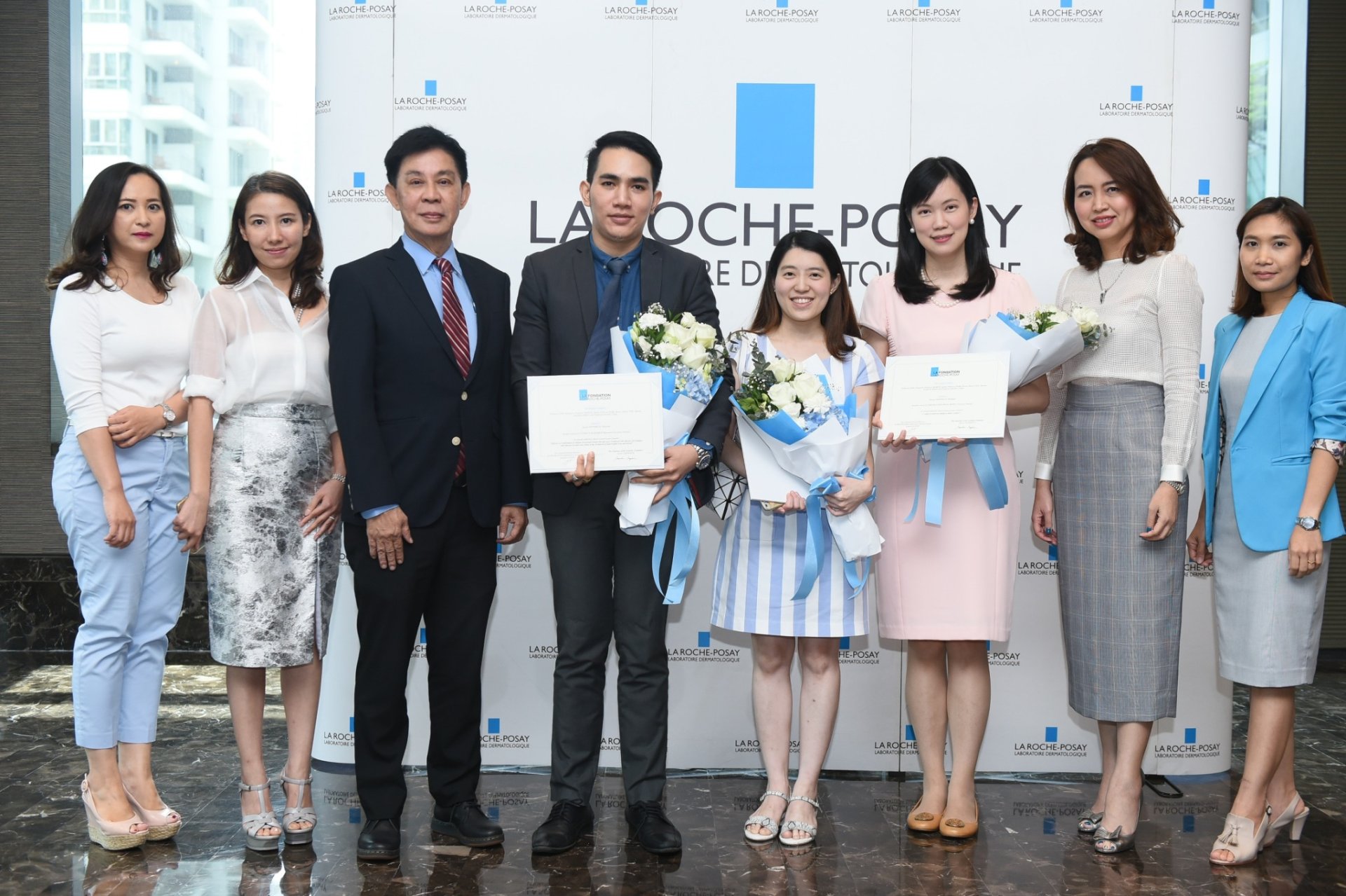 ผู้ช่วยศาสตราจารย์ นายแพทย์ศุภะรุจ เลื่องอรุณ (หมอรุจ) Assistant Professor Suparuj Lueangarun, MD (Dr. Ruj) ผู้ช่วยศาสตราจารย์ นายแพทย์ศุภะรุจ เลื่องอรุณ (หมอรุจ) Assistant Professor Suparuj Lueangarun, MD (Dr. Ruj)