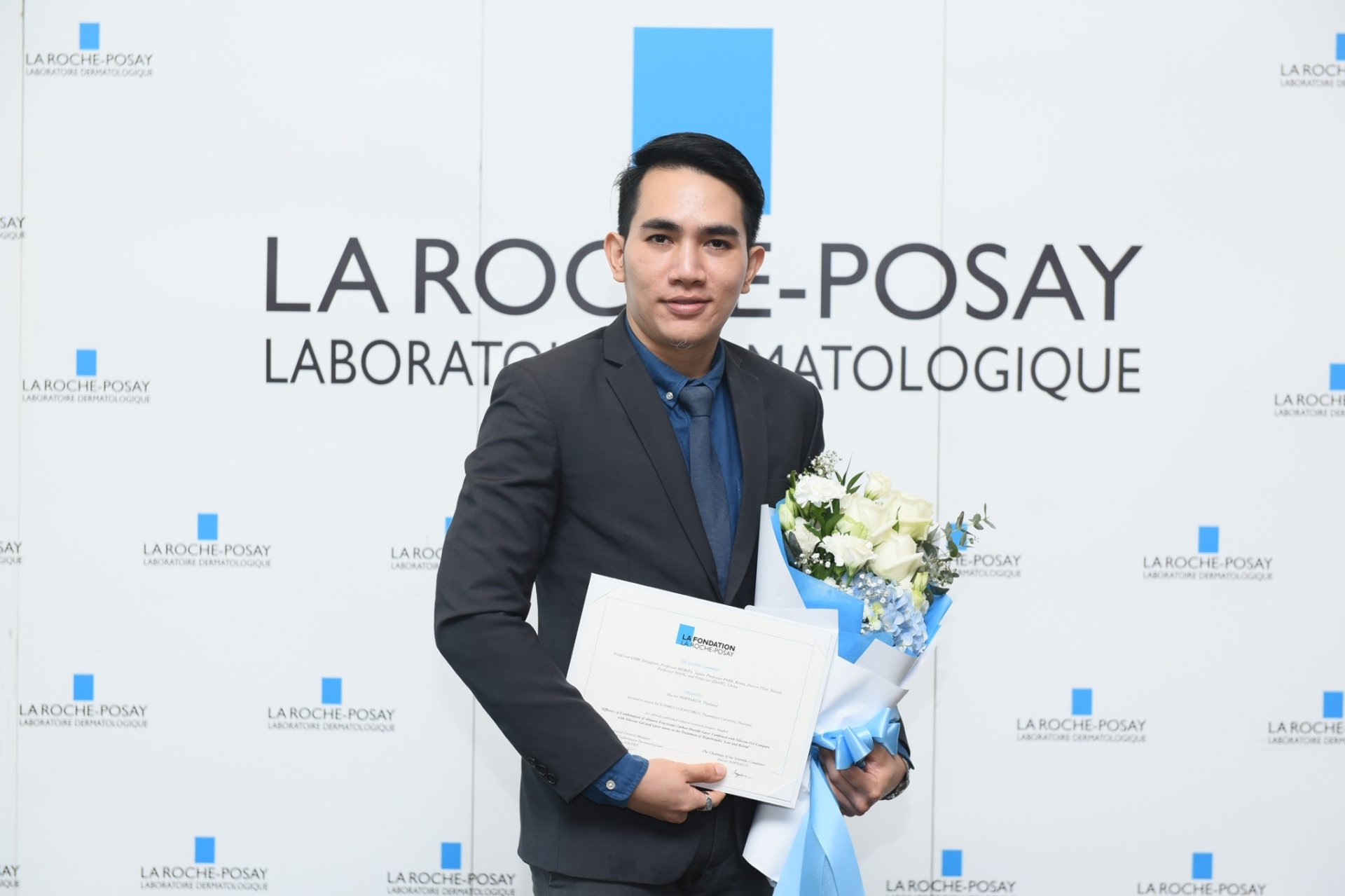 ผู้ช่วยศาสตราจารย์ นายแพทย์ศุภะรุจ เลื่องอรุณ (หมอรุจ) Assistant Professor Suparuj Lueangarun, MD (Dr. Ruj) ผู้ช่วยศาสตราจารย์ นายแพทย์ศุภะรุจ เลื่องอรุณ (หมอรุจ) Assistant Professor Suparuj Lueangarun, MD (Dr. Ruj)