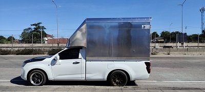 รถกระบะติดตู้คอกทำประกันวิ่งส่งพัสดุ รถกระบะขนส่งบรรทุกของติดตู้จอดอยู่รอรับพัสดุ