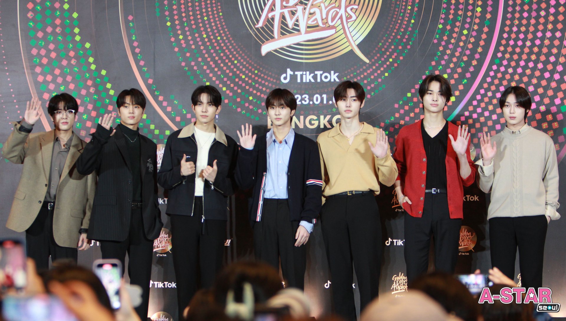 ENHYPEN ควง LE SSERAFIM เป็นตัวแทนศิลปินร่วมแถลงข่าว Golden Disc Awards ครั้งที่ 37 คอนเฟิร์มเตรียมเพอร์ฟอร์แมนซ์สุดปังที่ไม่เคยเห็นที่ไหนมาก่อนเพื่อแฟนเคป๊อปชาวไทย