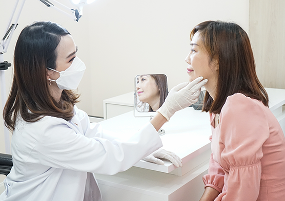 คุณหมอชนิดา ตรวจประเมินผิวหน้าคนไข้