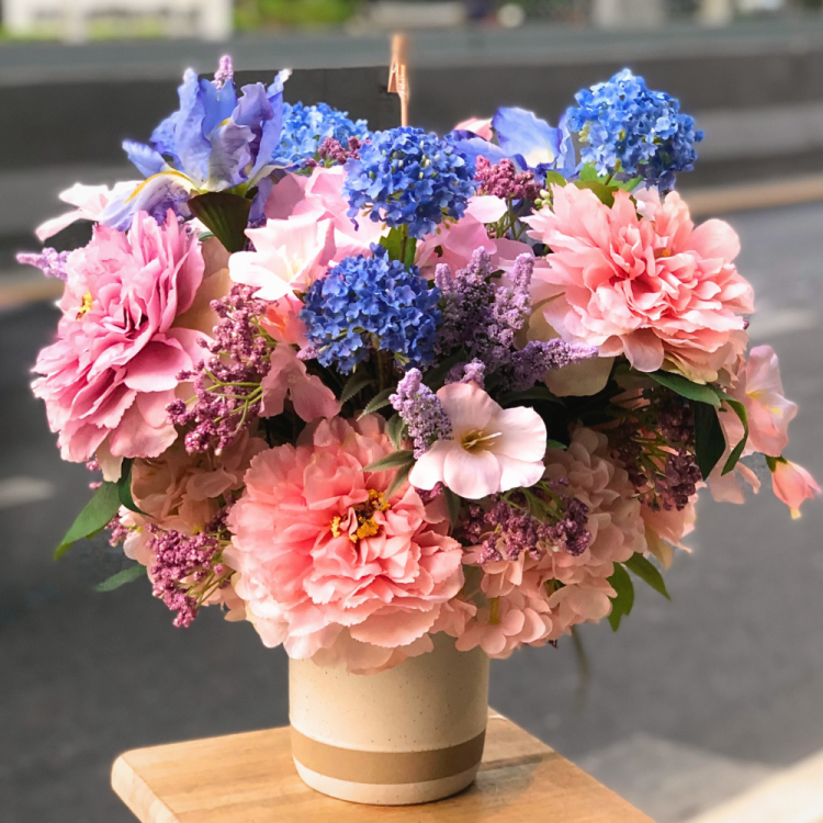 แจกันดอกไม้ประดิษฐ์ ของขวัญแสดงความยินดี หรือ ตกแต่งสำนักงาน ดีไซน์ Luxury ดอกไม้ประดิษฐ์เกรดพรีเมียม สวยหรูทนทาน สะท้อนรสนิยม