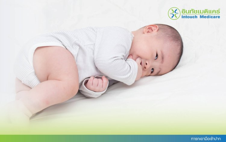 ทารกเอามือเข้าปาก