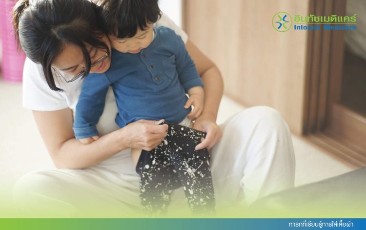 ทารกที่เรียนรู้การใส่เสื้อผ้า