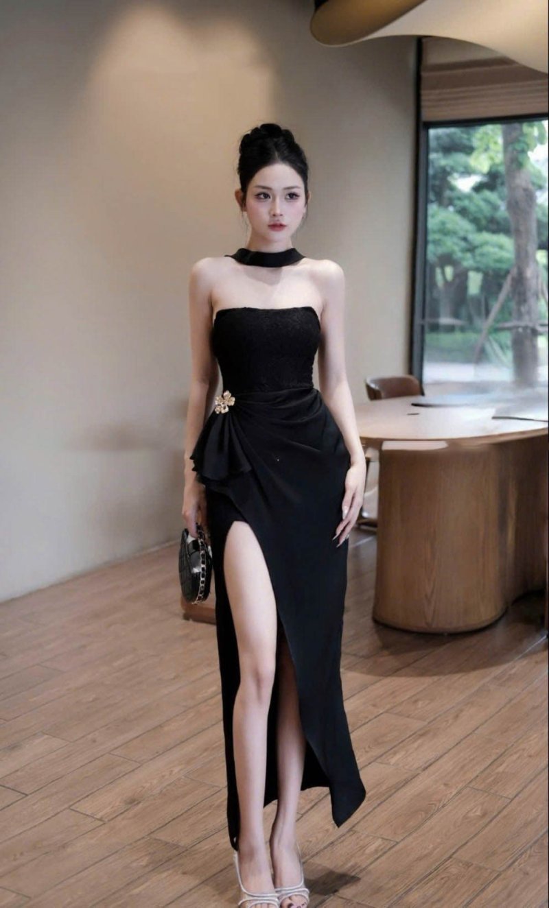 เดรสยาวสีดำเกาะอกผ่าข้างสม็อกเอวตกแต่งอะไหล่สีทอง