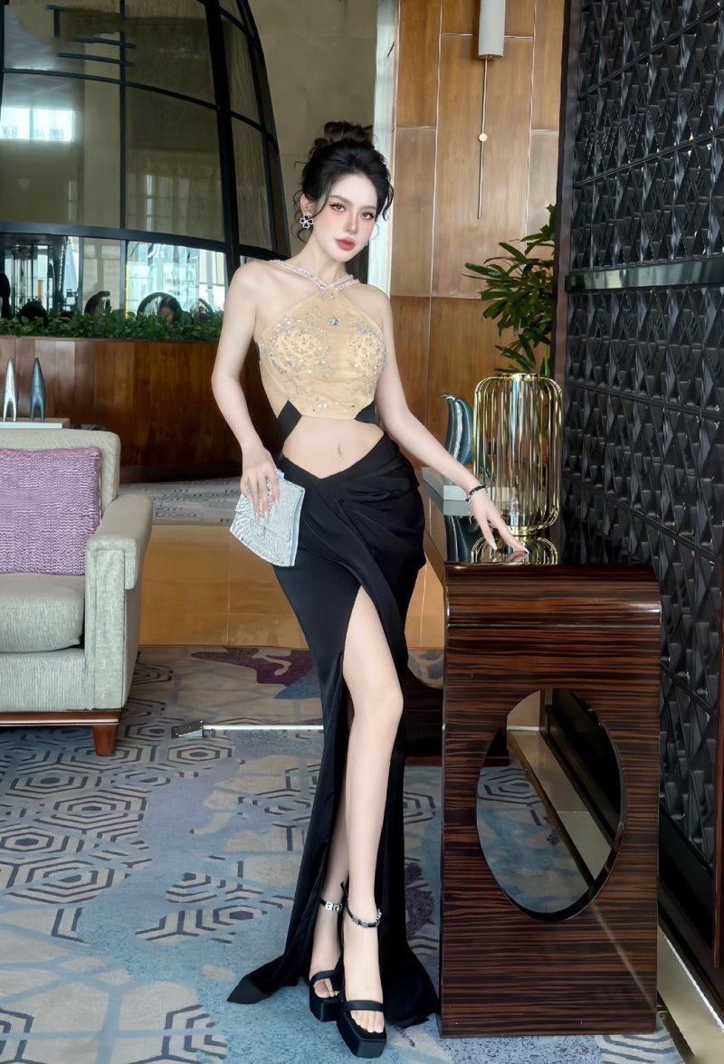 เดรสยาวสีดำคล้องคอเว้าเอวโชว์แผ่นหลังผ่าหน้าตกแต่งคริสตัล