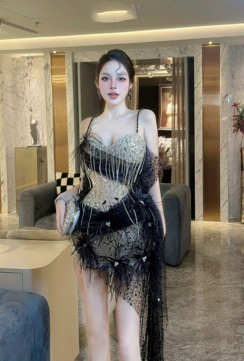 เดรสสั้นสีดำสายเดี่ยวตกแต่งคริสตัล-ขนนกและผ้าซีทรู