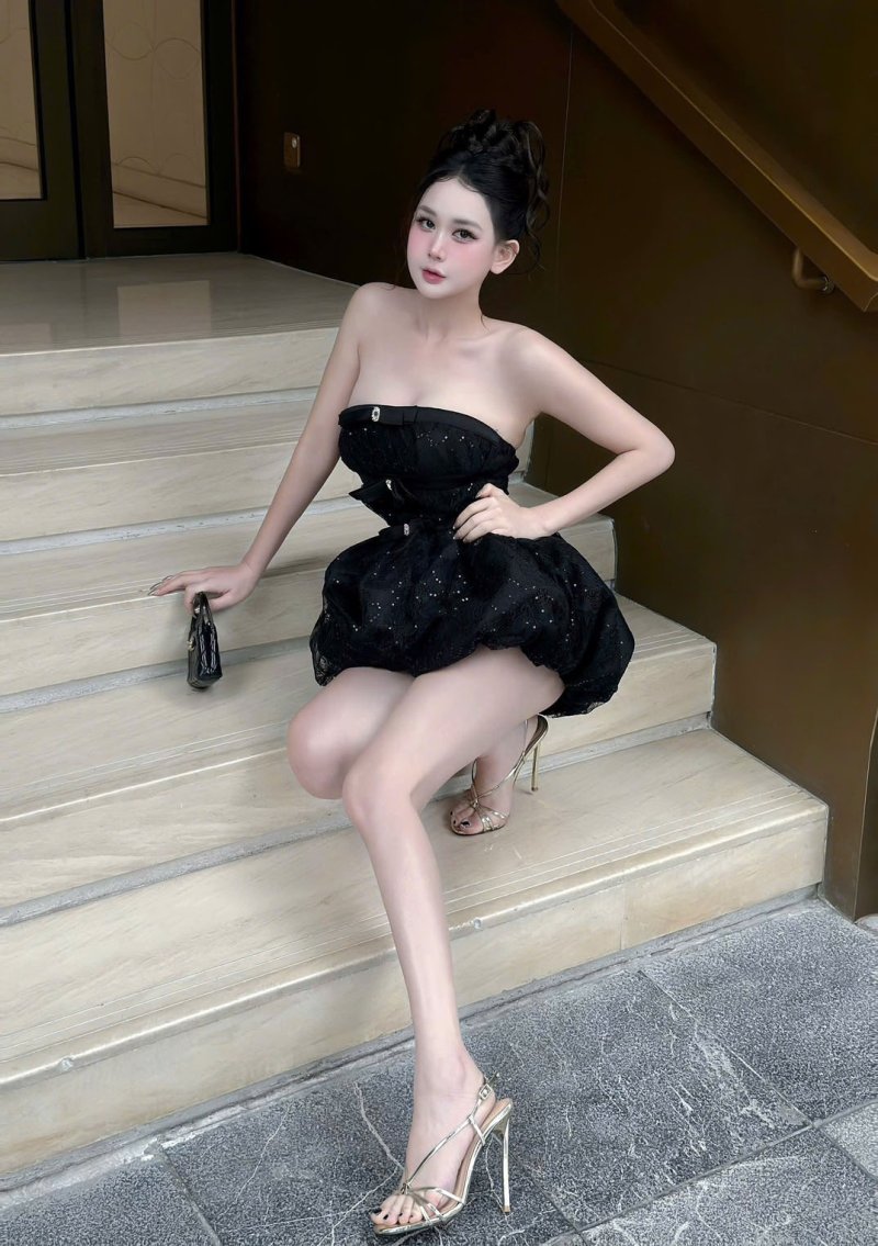เดรสสั้นสีดำเกาะอกทรงบอลลูนตกแต่งโบว์และคริสตัล