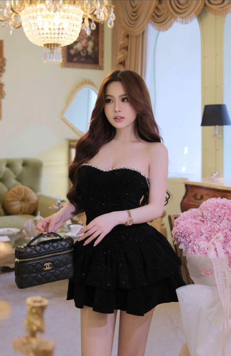 เดรสสั้นสีดำเกาะอกตกแต่งคริสตัลที่อกและกลิตเตอร์