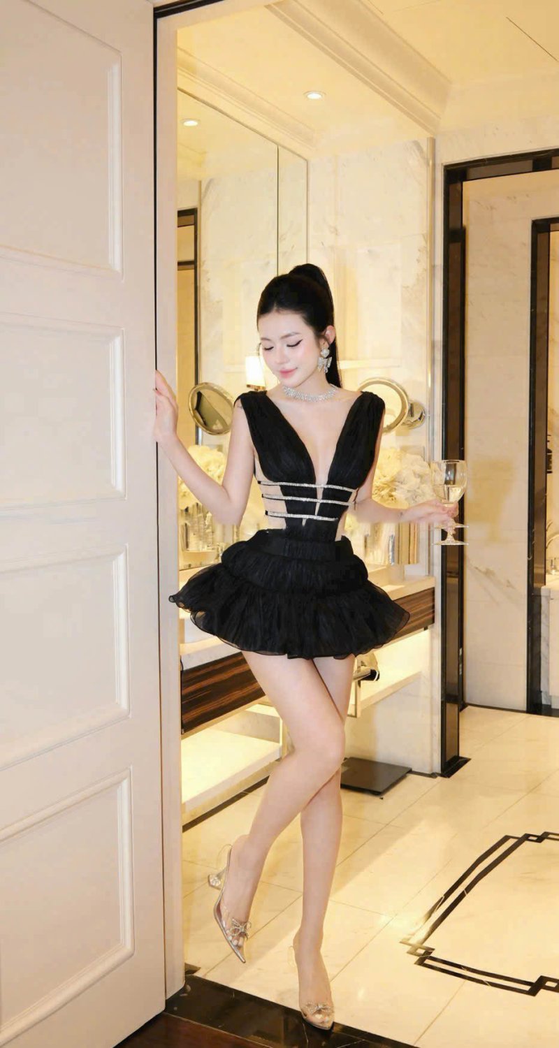 เดรสสั้นสีดำแขนกุดทรงระบายเว้าเอวตกแต่งคริสตัลที่เอว