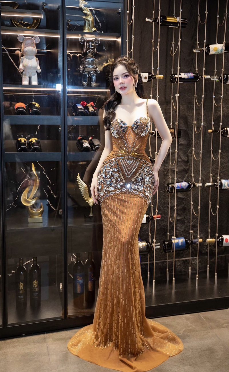 เดรสยาวสีน้ำตาลสายเดี่ยวทรงหางปลาตกแต่งคริสตัล