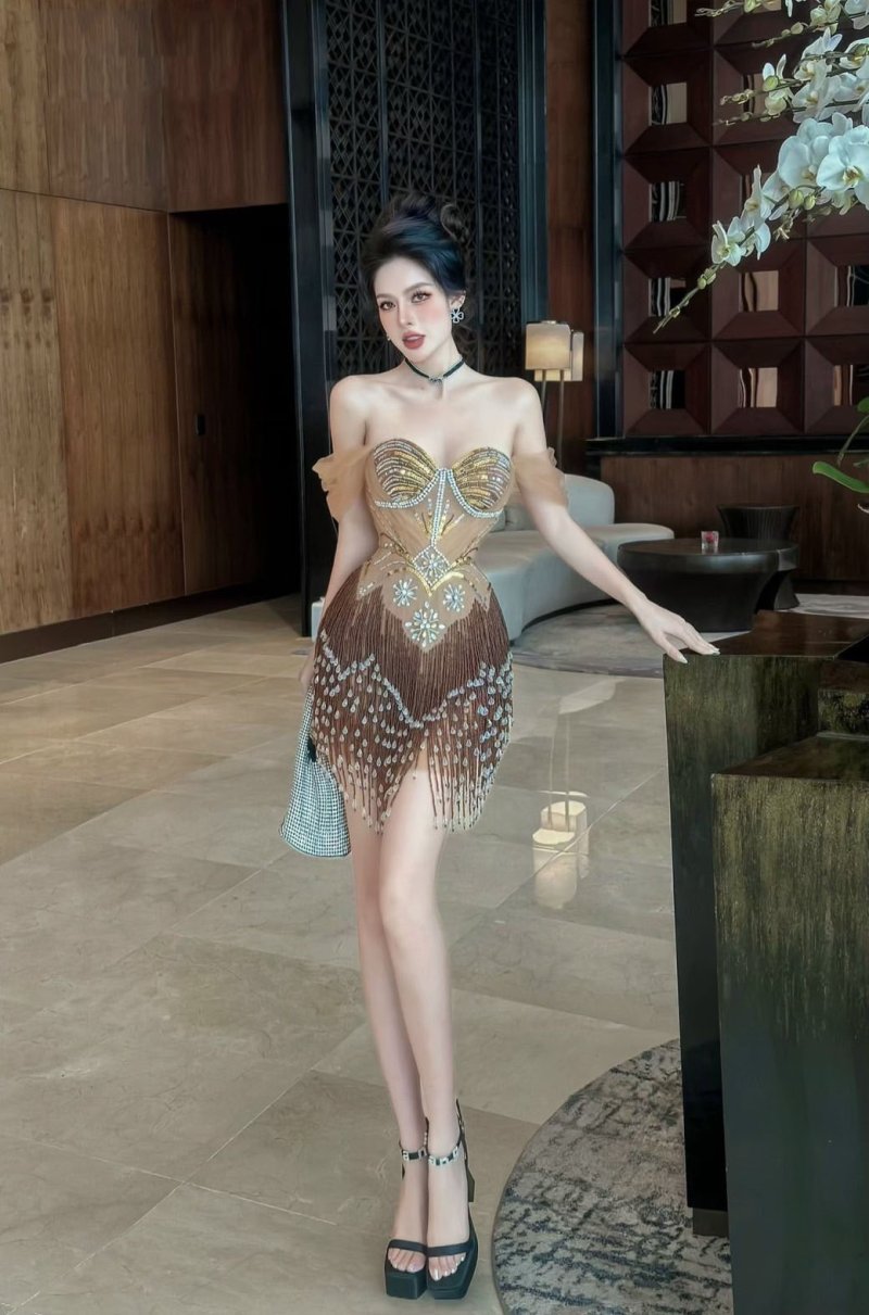 เดรสสั้นสีน้ำตาลเกาะอกตกแต่งลูกปัดและกลิตเตอร์ทั้งชุด