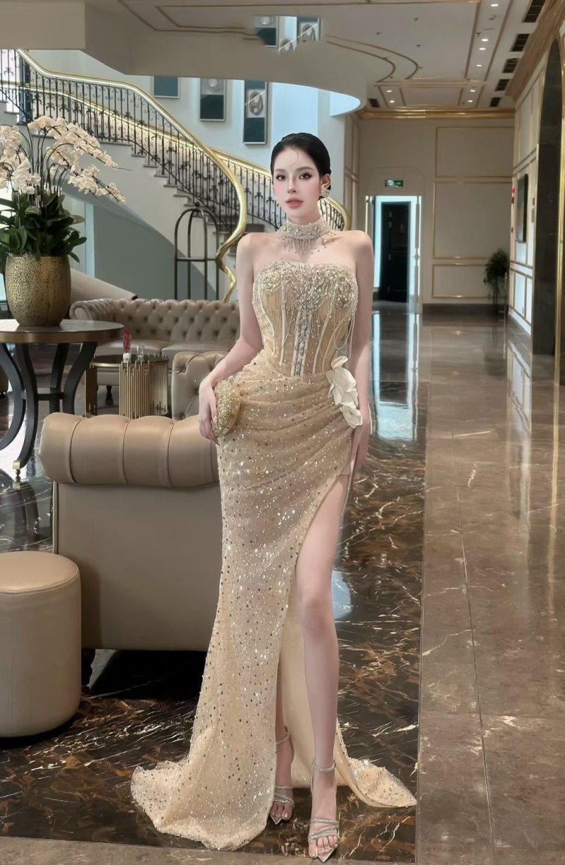 เดรสยาวสีทองเกาะอกผ่าข้างตกแต่งคริสตัลทั้งชุดมีโช๊กเกอร์