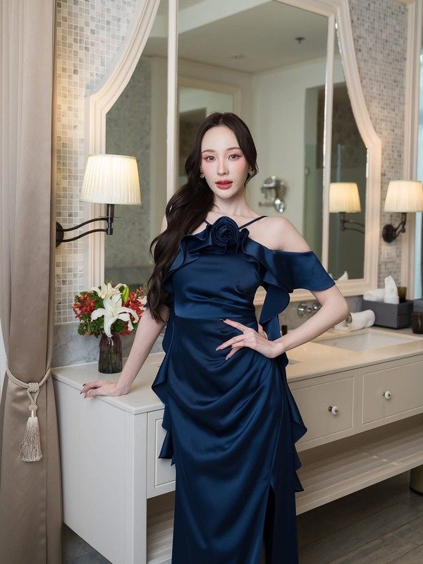 เดรสยาวสีน้ำเงินสายเดี่ยวตกแต่งระบายและดอกไม้ที่อก