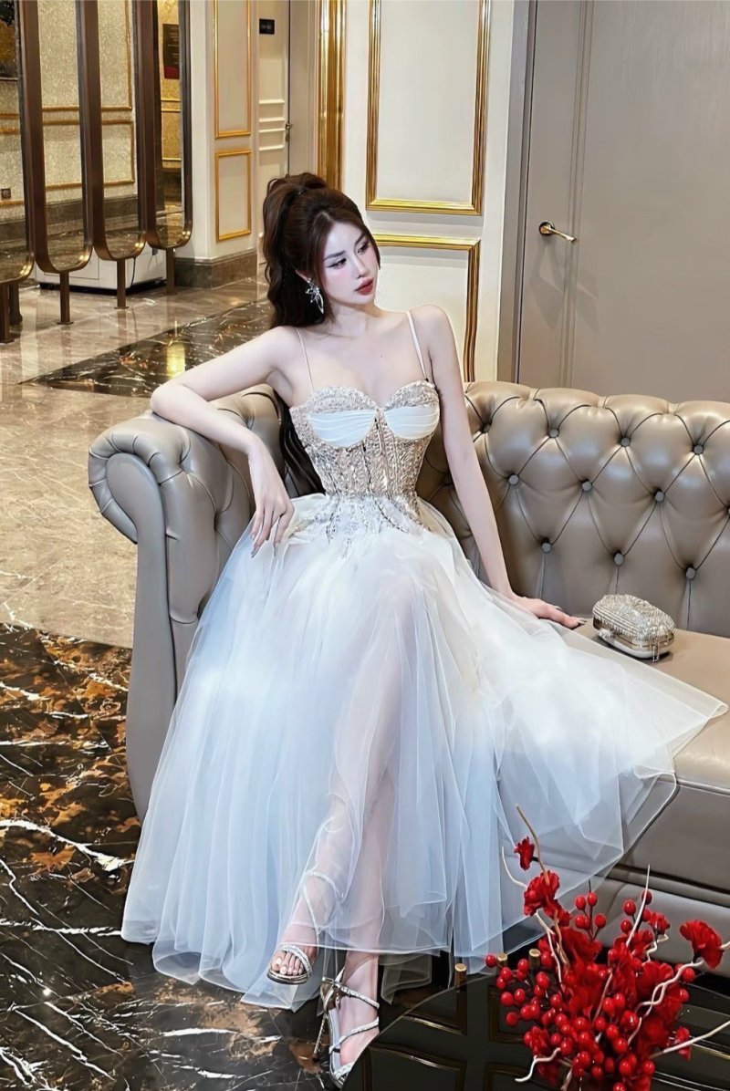 เดรสยาวสีขาวสายเดี่ยวทรงระบายผ้าซีทรูตกแต่งคริสตัล