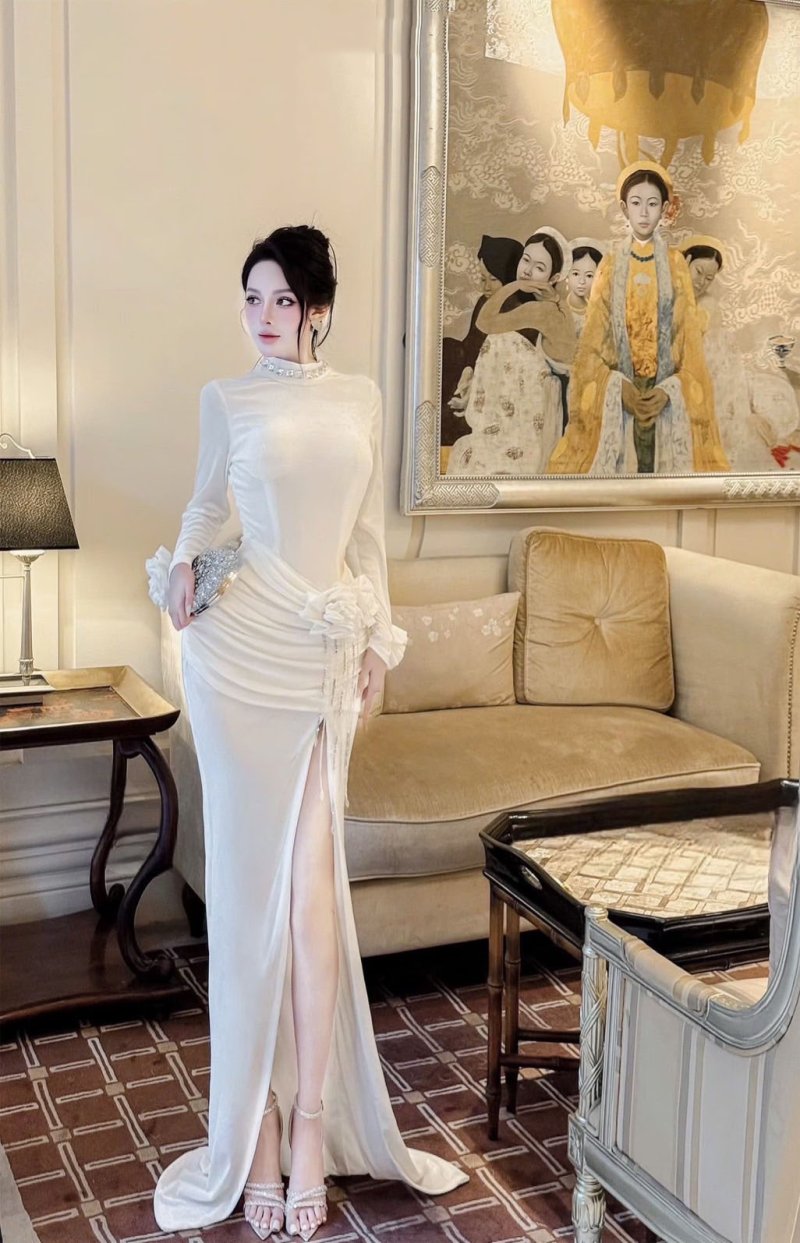 เดรสยาวสีขาวแขนยาวคอเต่าผ่าข้างตกแต่งดอกไม้และคริสตัล