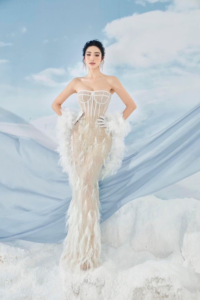 เดรสยาวสีขาวแขนสั้นตกแต่งขนนก-คริสตัลและมุก