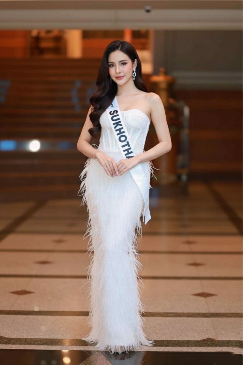 เดรสยาวสีขาวเกาะอกทรงคอร์เซ็ตตกแต่งขนนกที่กระโปรง