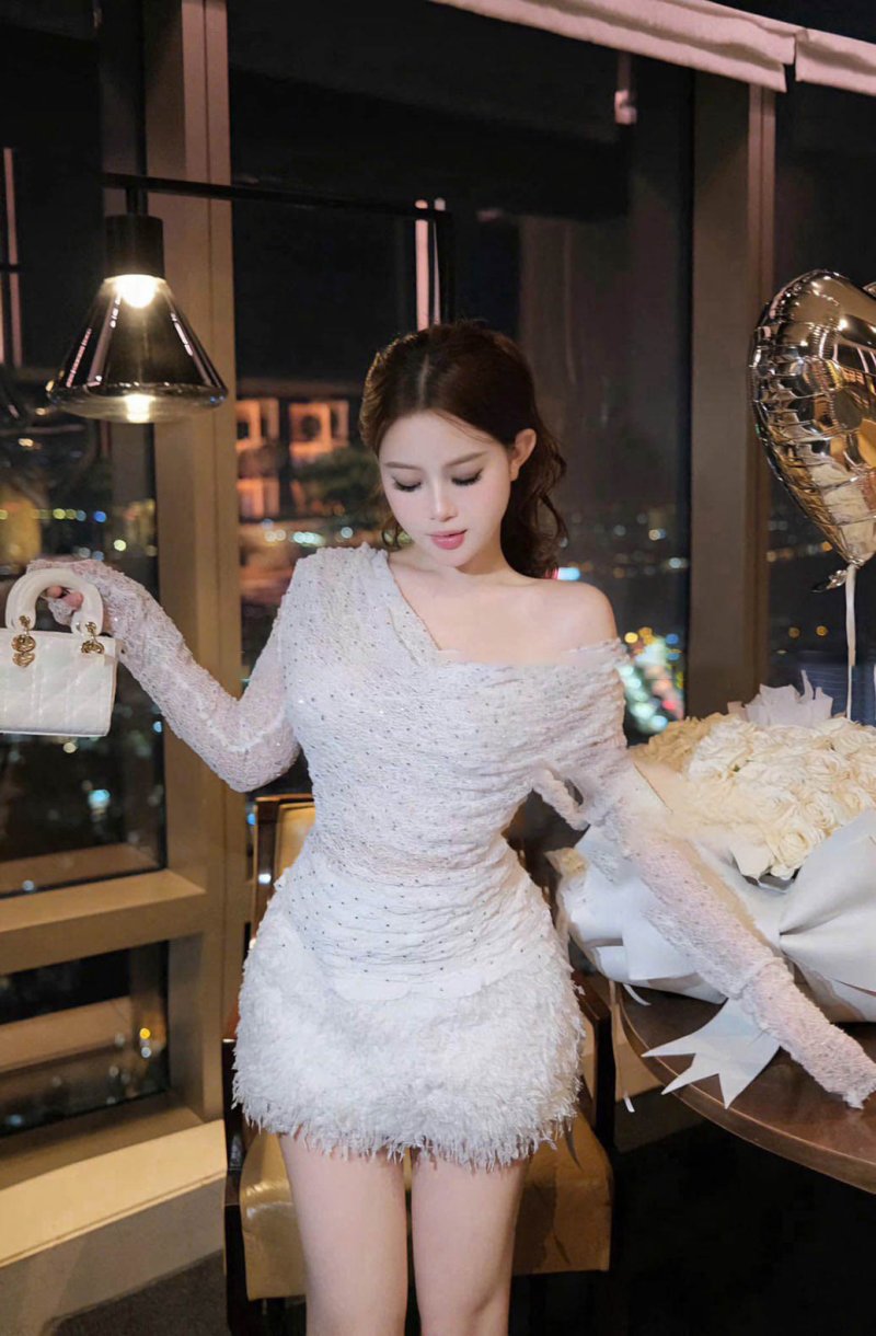 เดรสสั้นสีขาวแขนยาวปาดไหล่ตกแต่งกลิตเตอร์ทั้งชุด
