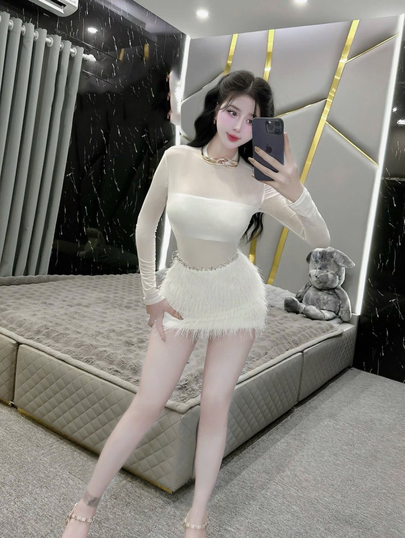 เดรสสั้นสีขาวแขนยาวผ้าซีทรูตกแต่งขนนกและคริสตัล