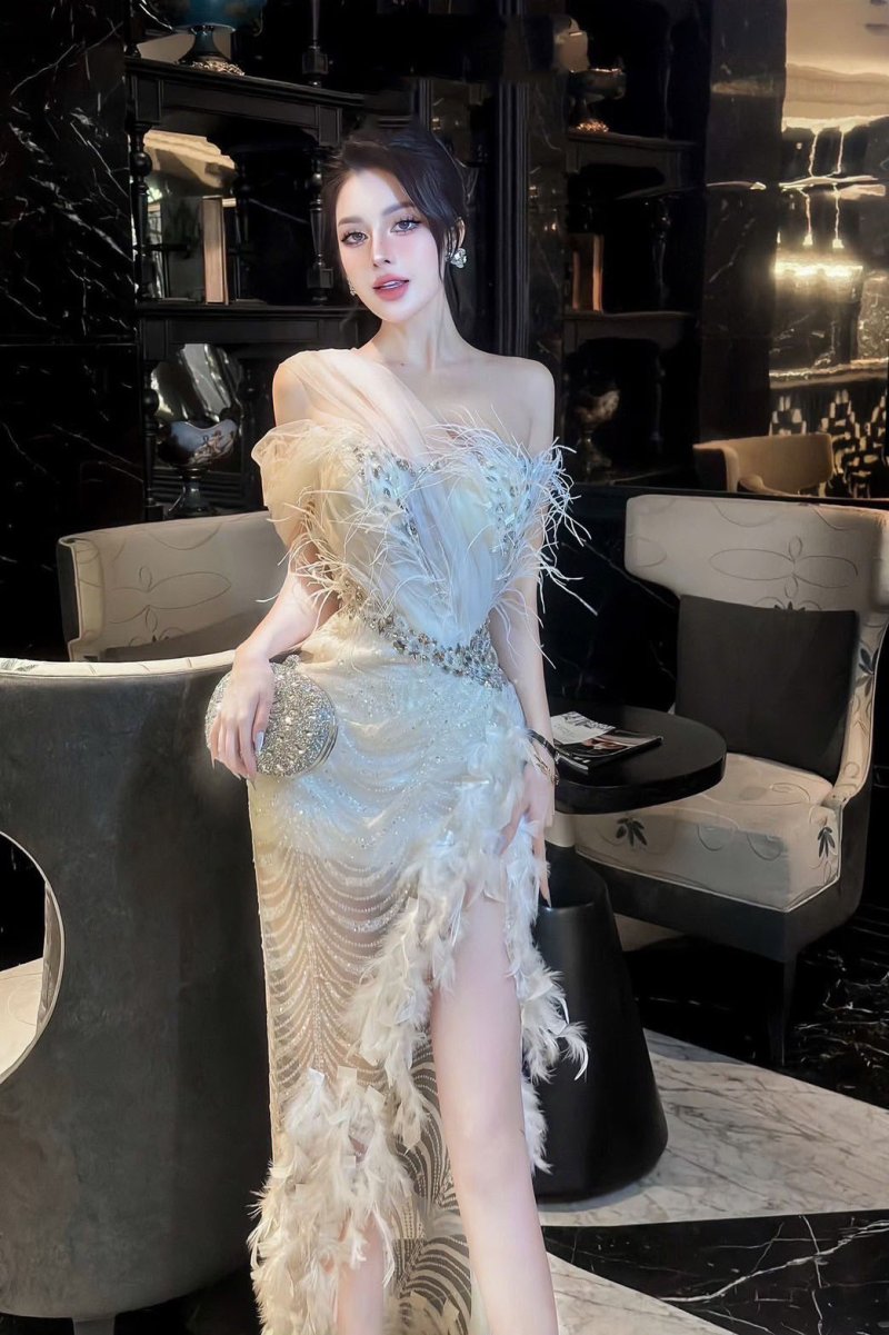 เดรสสั้นสีขาวปาดไหล่ตกแต่งผ้าซีทรู-ขนนกและคริสตัล