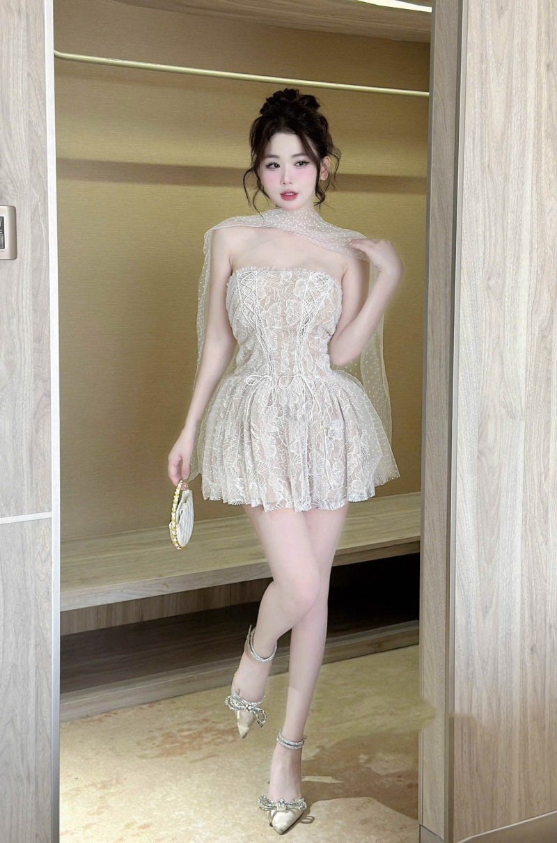 เดรสสั้นสีขาวลูกไม้เกาะอกทรงระบายพร้อมผ้าคลุมไหล่