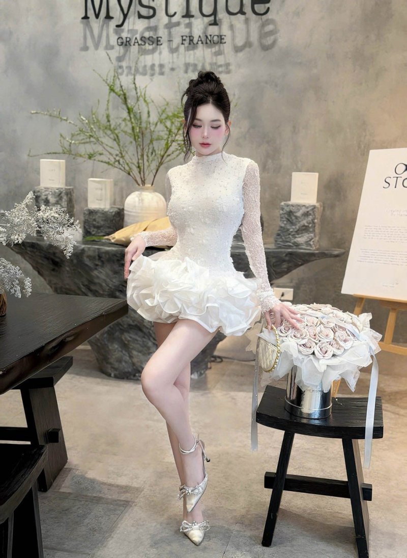 เดรสสั้นสีขาวแขนยาวตกแต่งระบายและกลิตเตอร์ทั้งชุด