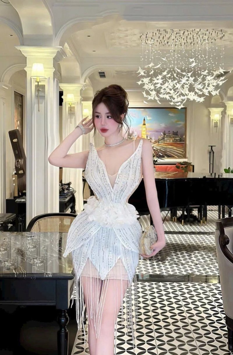 เดรสสั้นสีขาวสายเดี่ยวตกแต่งดอกไม้รอบเอวและคริสตัล