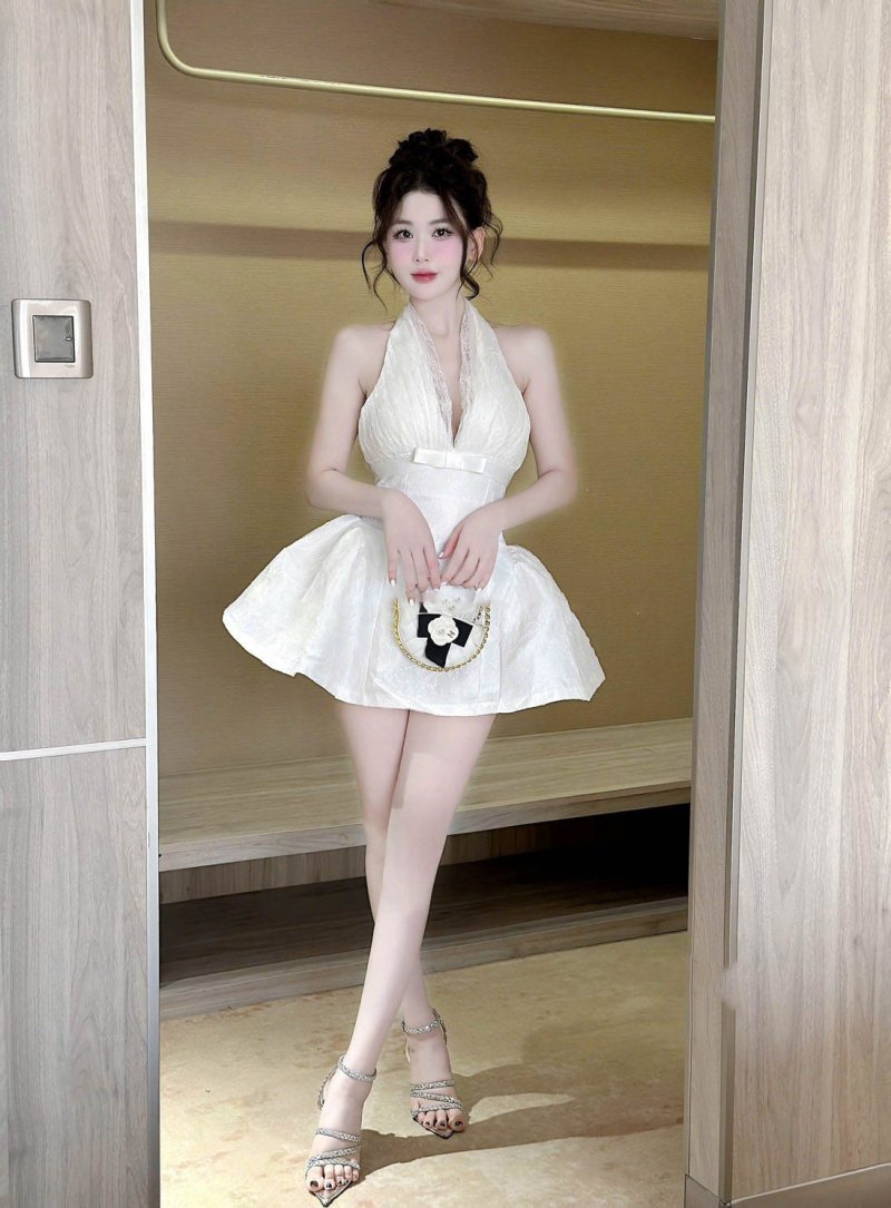 เดรสสั้นสีขาวคล้องคอทรงระบายตกแต่งผ้าลูกไม้และโบว์ที่อก