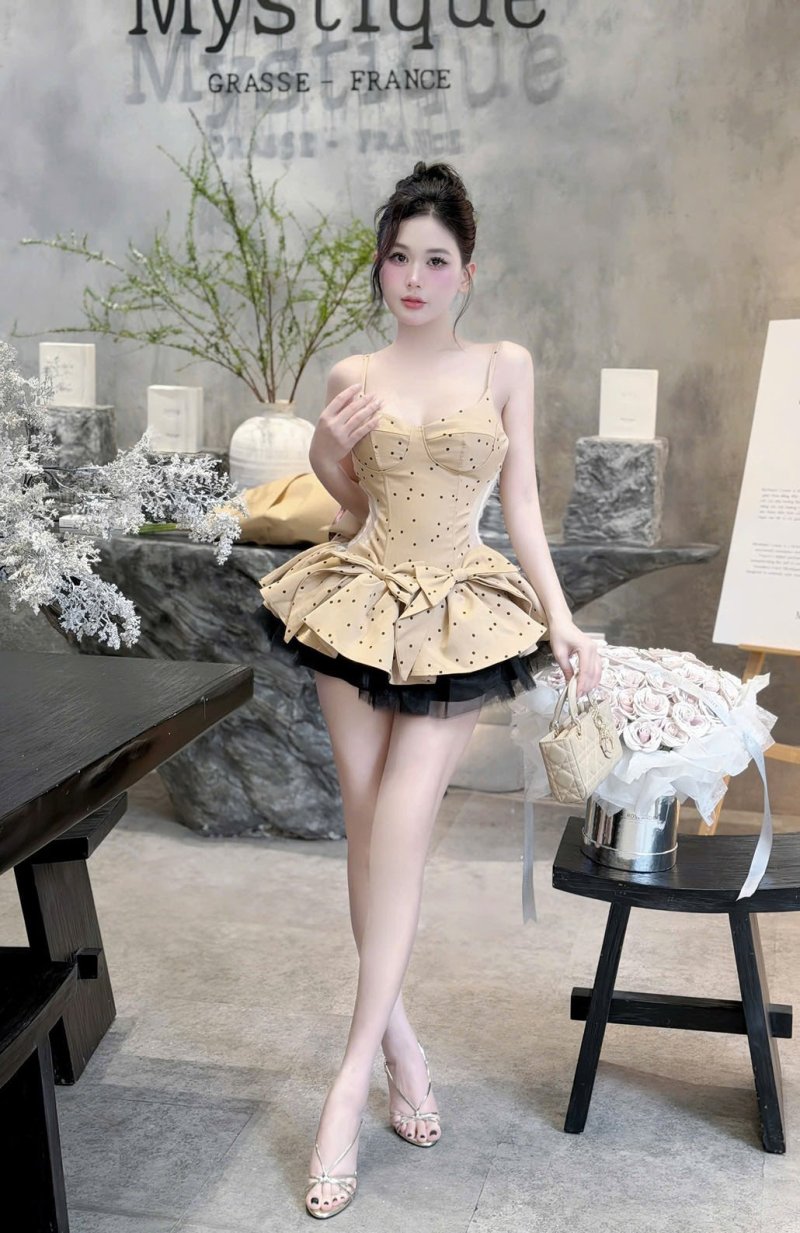 เดรสสั้นสีเบจลายจุดสายเดี่ยวตกแต่งโบว์ที่เอว