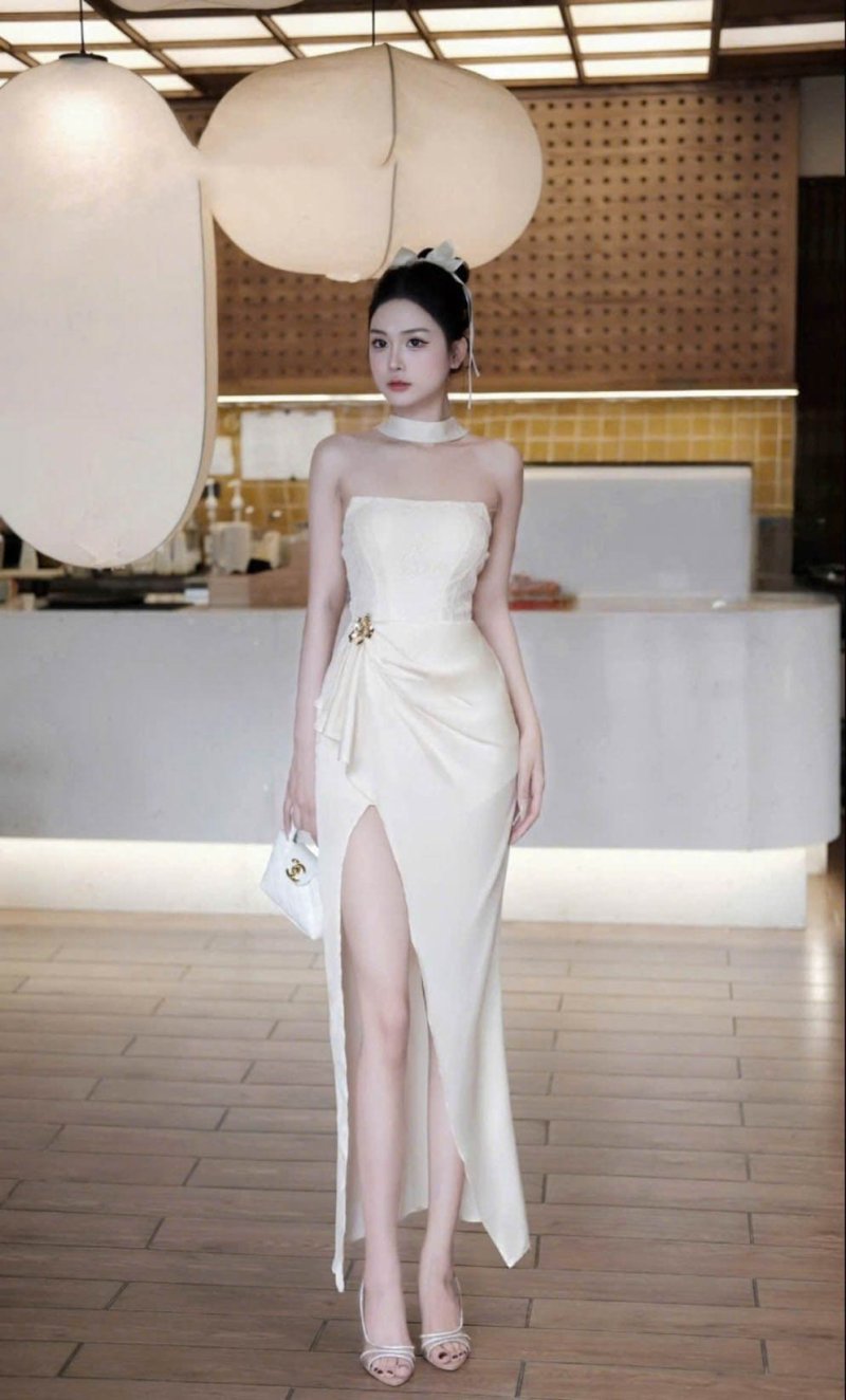 เดรสยาวสีครีมแบบเกาะอกผ่าข้าง-ตกแต่งเข็มกลัดดอกไม้สีทอง