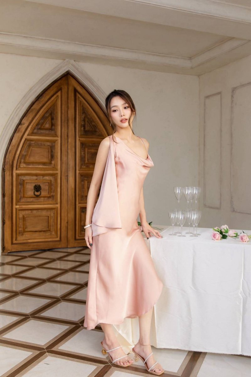 เดรสยาวสีชมพูปาดไหล่อีกข้างสายเดี่ยวทรงระบาย