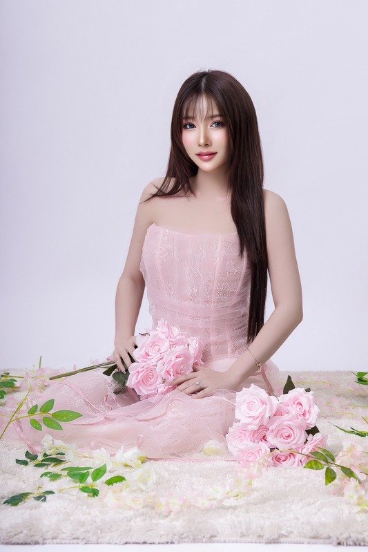 เดรสยาวสีชมพูเกาะอกผ้าซีทรูทรงระบายตกแต่งลูกไม้