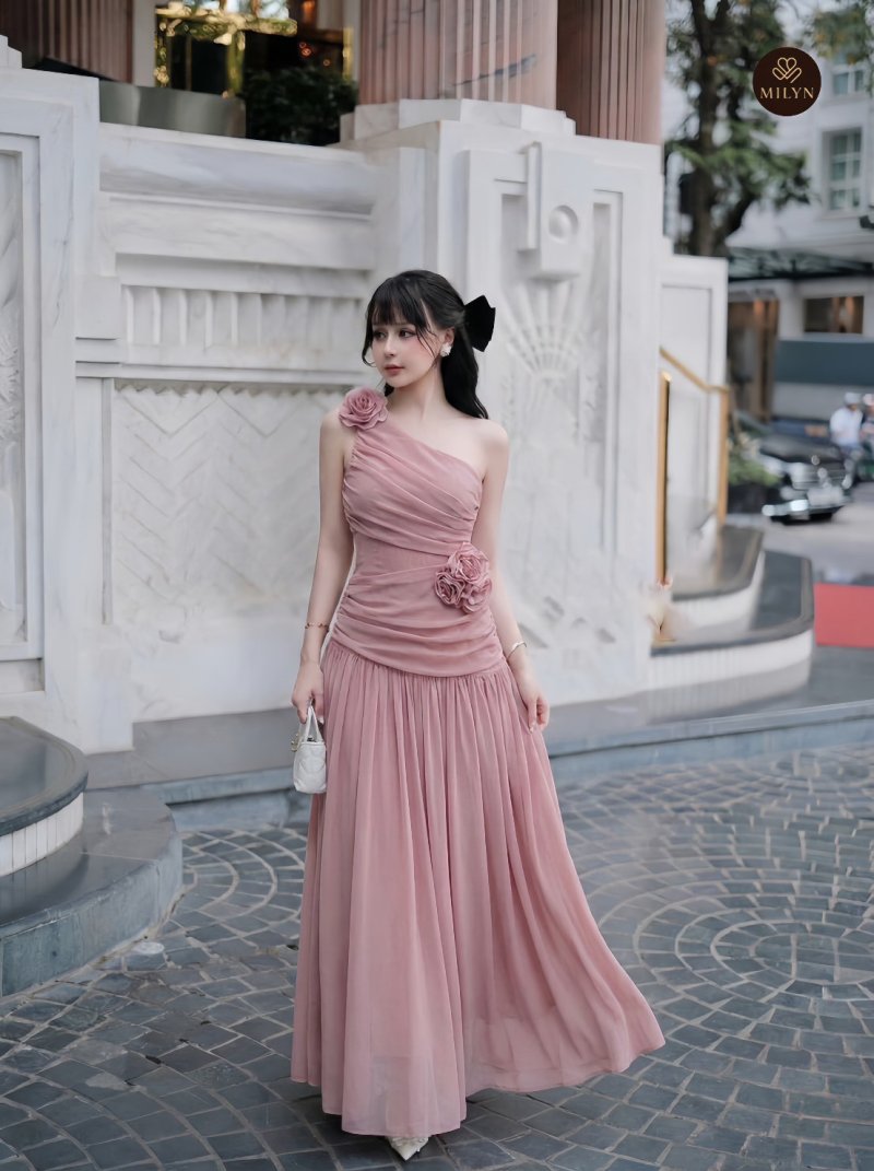เดรสยาวสีชมพูปาดไหล่ทรงระบายตกแต่งดอกไม้ที่ไหล่และเอว