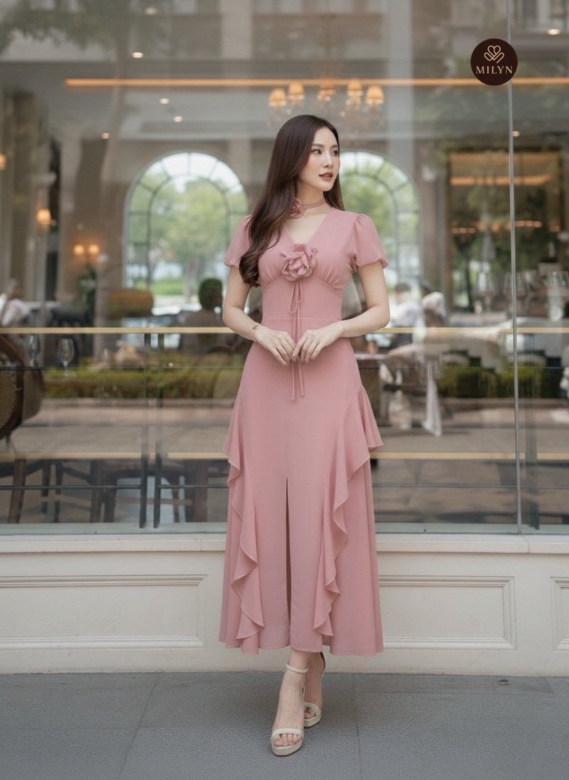 เดรสยาวสีชมพูแขนสั้นจับสม็อกที่อกตกแต่งดอกไม้และโช้กเกอร์