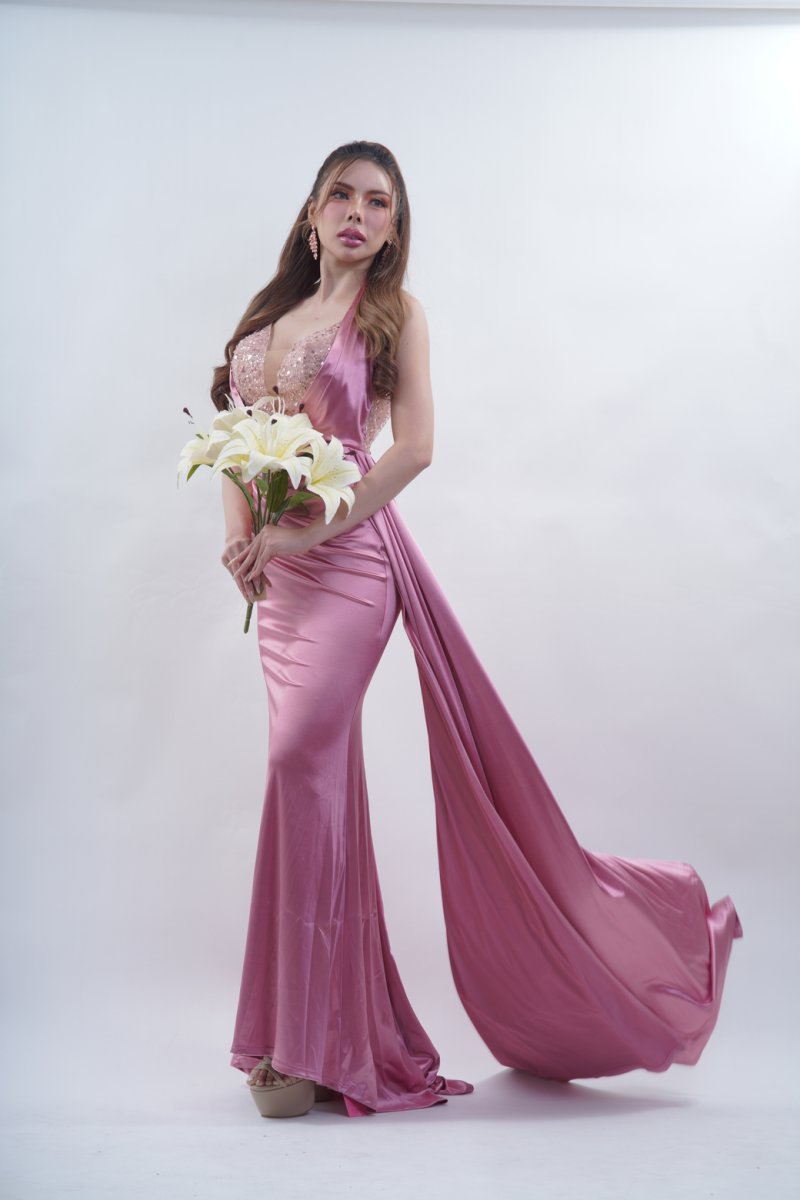 เดรสยาวสีชมพูกลีบบัวคล้องคอทรงหางปลาตกแต่งกลิตเตอร์บริเวณอก