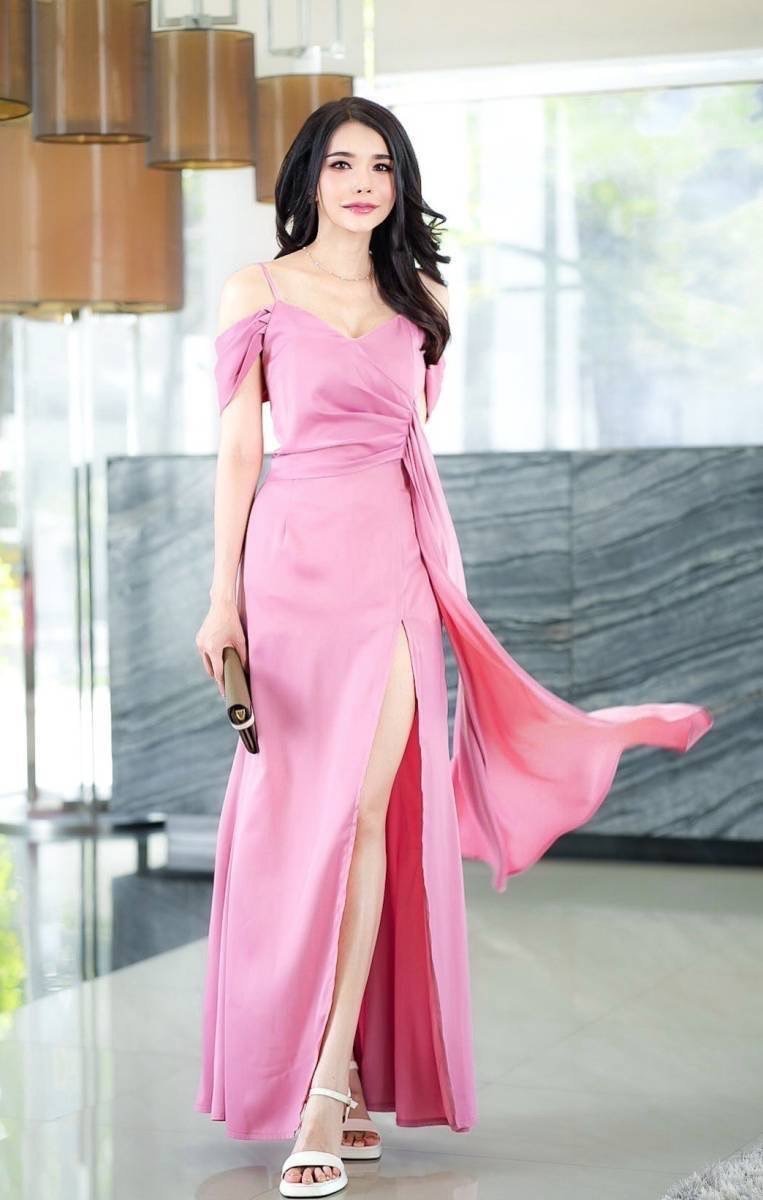 เดรสยาวสีชมพูกลีบบัวสายเดี่ยวผ่าข้างจับจีบที่เอว