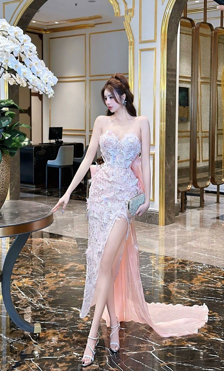 เดรสยาวสีชมพูเกาะอกผ่าข้างตกแต่งกลิตเตอร์และดอกไม้