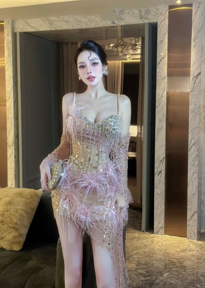 เดรสสั้นสีชมพูสายเดี่ยวตกแต่งมุก-ขนนกและคริสตัล