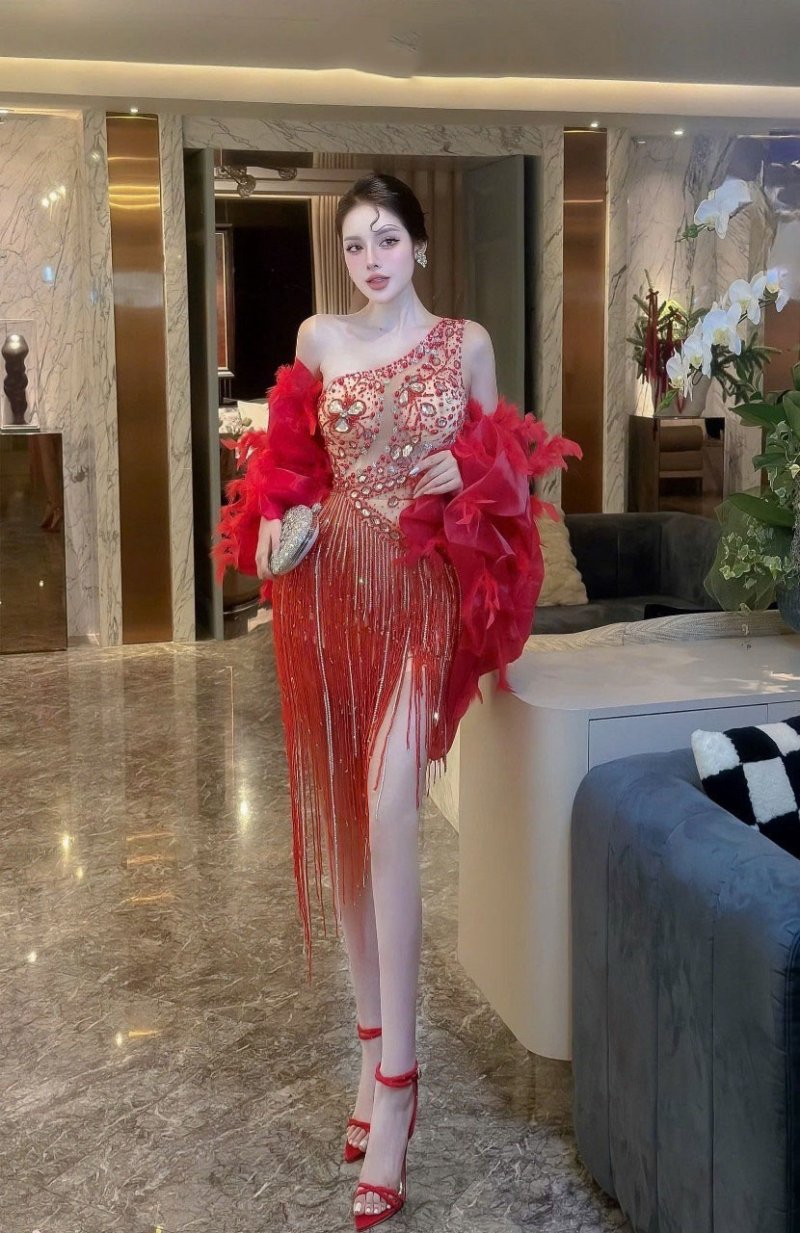เดรสยาวสีแดงปาดไหล่ตกแต่งเฟอร์ขนนกและคริสตัล